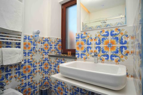 Comfort Double or Twin Room, 1 Queen Bed, Garden View | Bathroom | Shower, rainfall showerhead, slippers