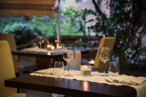 Breakfast, lunch, dinner served; local cuisine