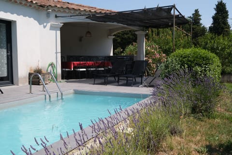 L'ISLE-SUR-LA-SORGUE Holiday rental, comfortable house for rent, with pool for 8 people. Online reservation with Plaisirs & Maisons de Provence