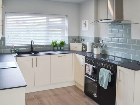 Kitchen with range cooker | Maes y Mor, Criccieth, near Porthmadog