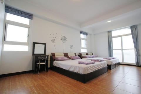 Comfort Quadruple Room | Desk, blackout drapes, free WiFi, bed sheets