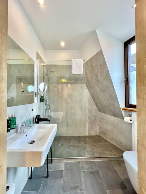 Triple Room | Bathroom | Shower, free toiletries, hair dryer, towels