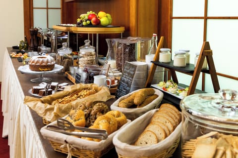 Free daily continental breakfast