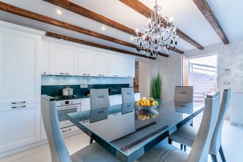 Villa | In-room dining