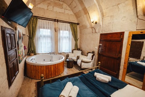 Deluxe Jacuzzi Room, Courtyard View | 1 bedroom, Egyptian cotton sheets, premium bedding, memory foam beds