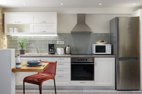 City Apartment | Private kitchen | Full-size fridge, microwave, oven, stovetop