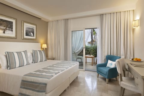Superior Room, 1 Queen Bed, Pool View | Hypo-allergenic bedding, down comforters, minibar, in-room safe