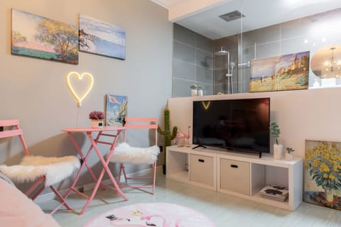 Apartment, 1 Bedroom | Desk, blackout drapes, free WiFi, bed sheets