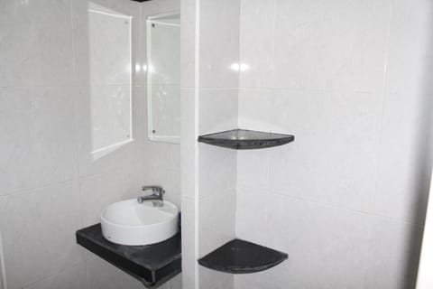 Shower, free toiletries, towels