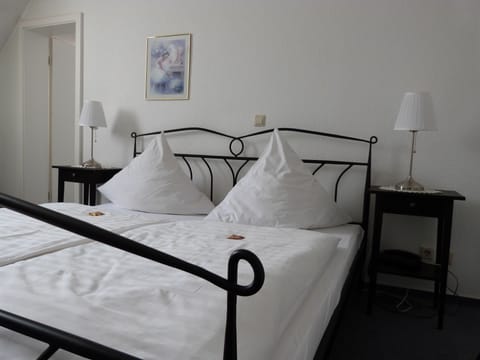 Double Room | Desk, free WiFi, bed sheets