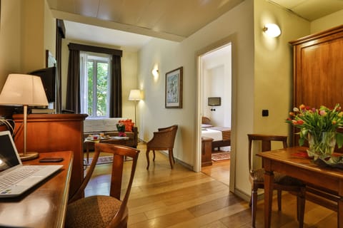 Hypo-allergenic bedding, down comforters, minibar, in-room safe