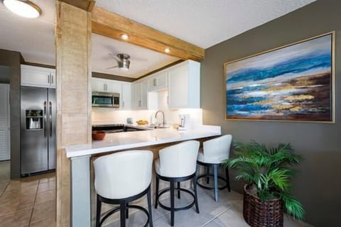 Condo, 1 Queen Bed with Sofa bed (Kona Pacific B409) | Private kitchen | Paper towels