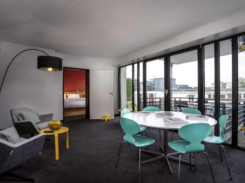 Desk, laptop workspace, blackout drapes, free WiFi