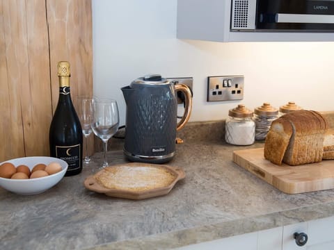 Cabin | Private kitchen | Fridge, microwave, oven, stovetop