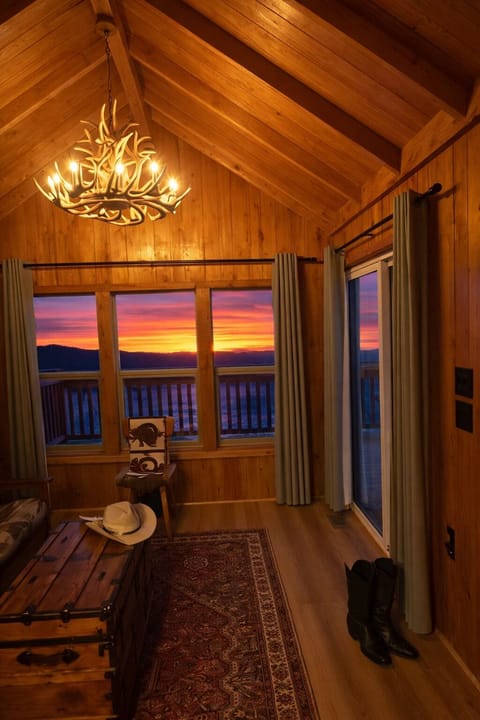Grand Cabin | Laptop workspace, blackout drapes, free WiFi, bed sheets