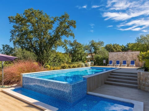 Plant, Water, Sky, Daytime, Property, Building, Cloud, Swimming Pool, Azure, House