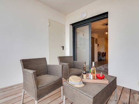 Table, Property, Furniture, Chair, Wood, Interior Design, Building, Floor, Flooring, Comfort