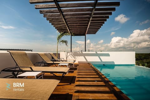 Rooftop infinity pool. jungle view