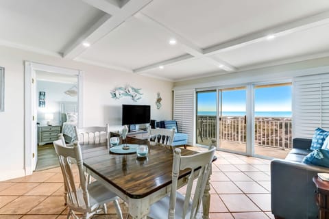 Oceanfront Living Room/Dining Room Combination