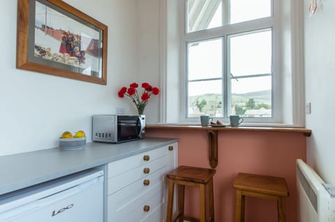 Sit at the breakfast bar and have a coffee while enjoying the view of the hills