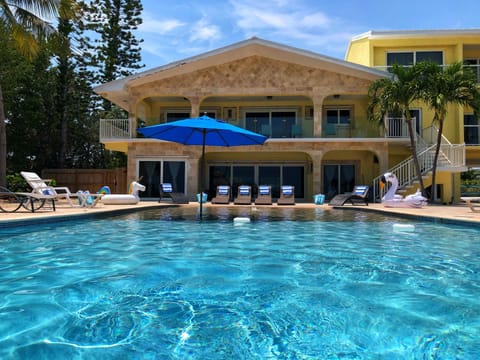 Fabulous Pool View From Bar Seating In The Pool!