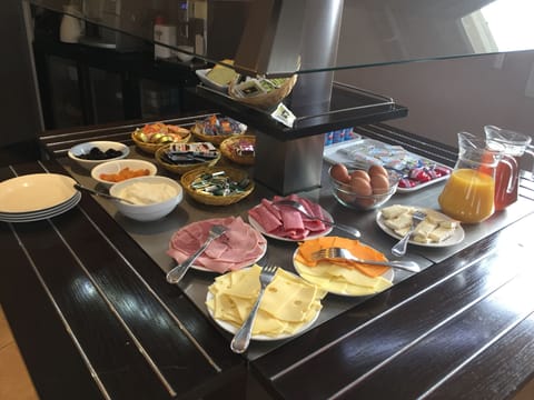 Daily buffet breakfast for a fee