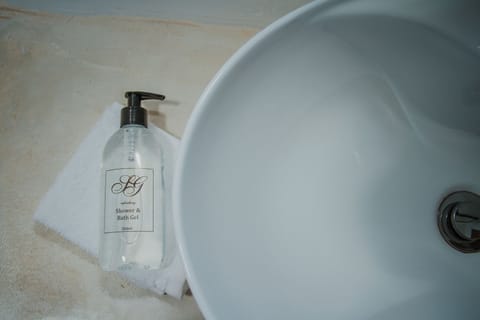 Clock Peaks | Bathroom amenities | Shower, free toiletries, hair dryer, slippers