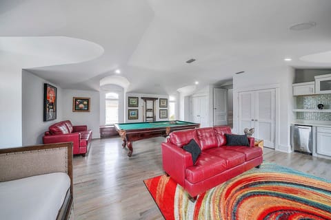 Tropic Like It's Hot - Crystal Beach - Living Room, Bedroom & Game Room