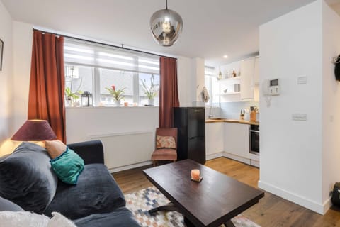 The Nook sleeps 4 with wifi. Walking distance to Tower Bridge & Tower of London.