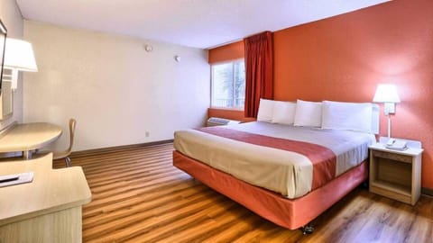 Standard Room, 1 King Bed, Non Smoking | Desk, free WiFi, bed sheets
