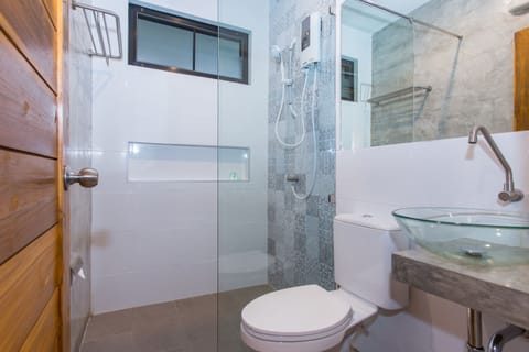 Deluxe Double Room | Bathroom | Shower, free toiletries, hair dryer, bidet