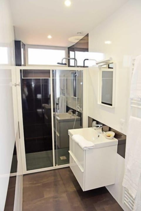 Double Room | Bathroom | Shower, free toiletries, hair dryer, towels