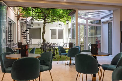 Breakfast and dinner served