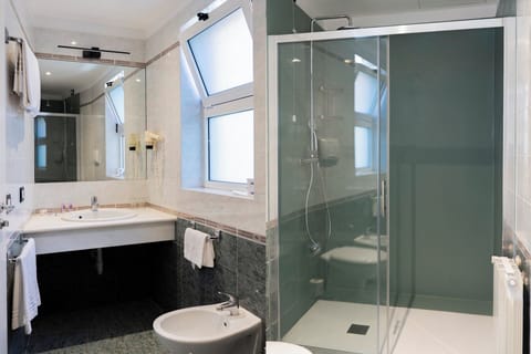 Deluxe Double or Twin Room, Balcony | Bathroom | Combined shower/tub, free toiletries, hair dryer, bidet