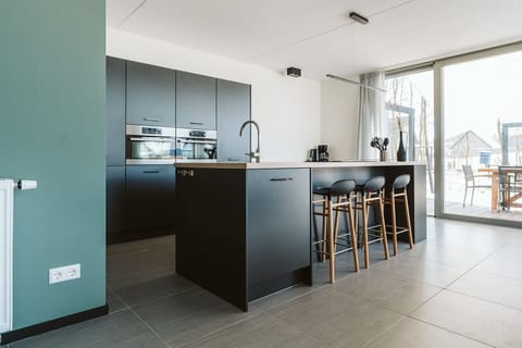 Comfort Bungalow (10 persons) | Private kitchen | Full-size fridge, microwave, oven, stovetop