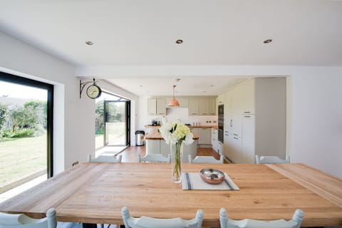 Gorgeous open plan Country Kitchen
