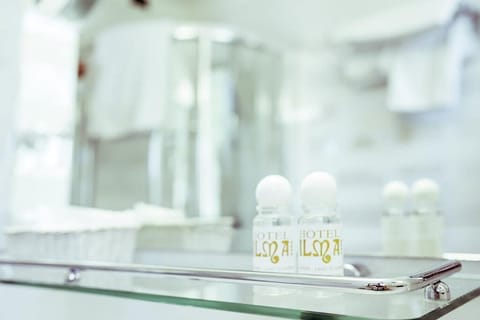 Standard Double Room | Bathroom | Hair dryer, bathrobes, bidet, towels