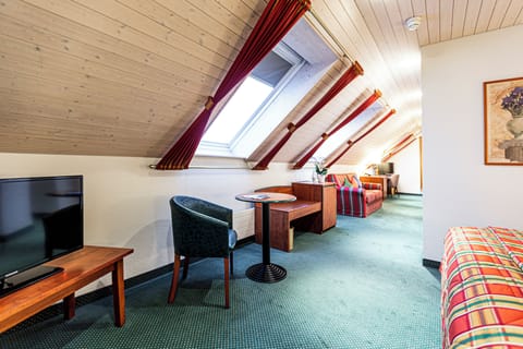 Junior Suite, Non Smoking | 1 bedroom, premium bedding, minibar, in-room safe