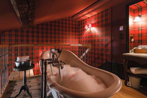 Exclusive Double Room | Bathroom | Free toiletries, hair dryer, towels