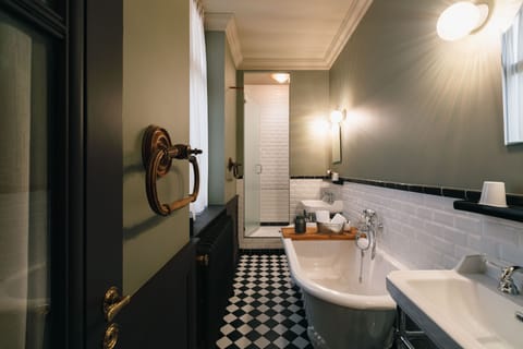 Traditional Double Room, Courtyard View | Bathroom | Free toiletries, hair dryer, towels