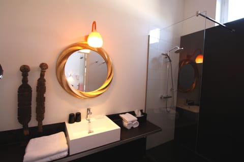 Deluxe Triple Room | Bathroom | Designer toiletries, hair dryer, towels, soap
