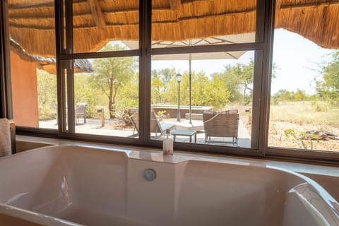 Luxury Suite, 1 Queen Bed | Bathroom | Free toiletries, hair dryer, towels, soap