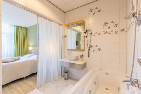 Deluxe Room | 1 bedroom, premium bedding, in-room safe, desk