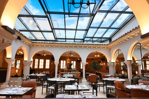 2 restaurants; lunch and dinner served