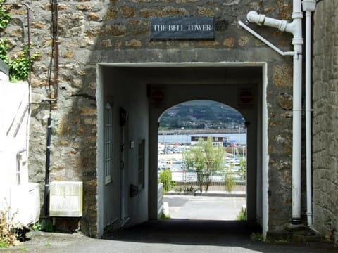 Entrance under the arch