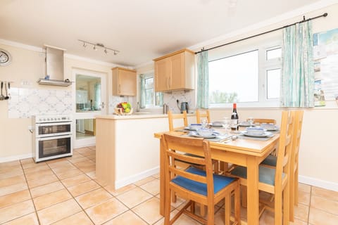 Open plan kitchen/diner