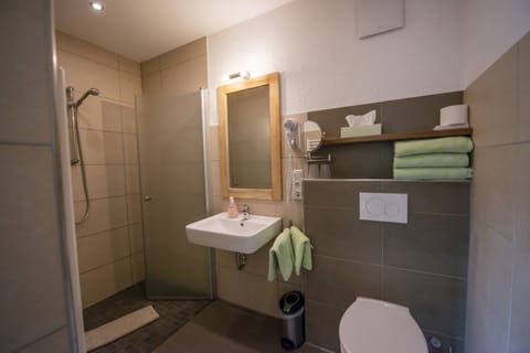 Comfort Triple Room, Private Bathroom | Bathroom
