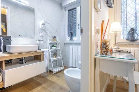 Design Double Room, 1 Double Bed, Non Smoking, Ensuite | Bathroom | Shower, rainfall showerhead, free toiletries, hair dryer