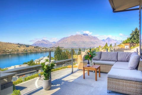 Stunning Lake & Mountain views 