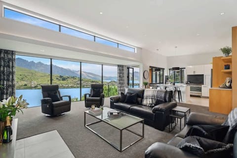Stunning Lake & Mountain Views with wood burner 